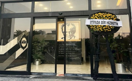 Altay taraftarlarından yönetime siyah çelenkli çağrı: 'İhanet etmeyin, istifa edin'
