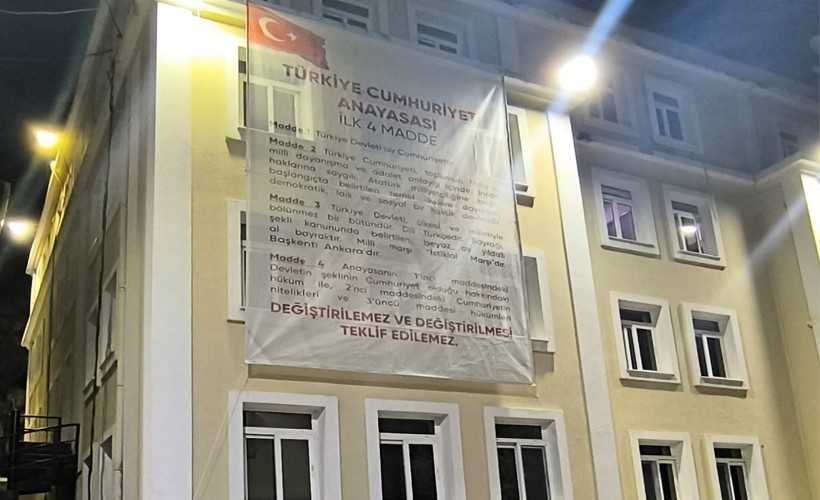 Anayasa tartışmalarına Başkan Eşki böyle yanıt verdi; İlk 4 maddeyi belediye binasına astırdı