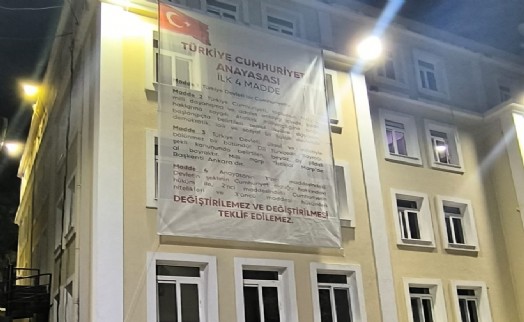Anayasa tartışmalarına Başkan Eşki böyle yanıt verdi; İlk 4 maddeyi belediye binasına astırdı