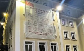 Anayasa tartışmalarına Başkan Eşki böyle yanıt verdi; İlk 4 maddeyi belediye binasına astırdı
