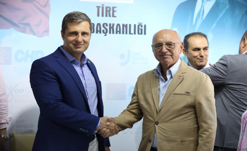 İzmir'de baba ocağına dönüş büyüyor.. Yeni üyelere rozetlerini Deniz Yücel taktı
