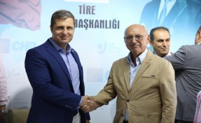 İzmir'de baba ocağına dönüş büyüyor.. Yeni üyelere rozetlerini Deniz Yücel taktı