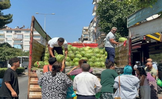 Babasının ölüm yıldönümünde 1 kamyon karpuz dağıttı