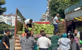 Babasının ölüm yıldönümünde 1 kamyon karpuz dağıttı