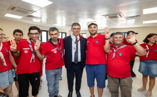 Başkan Tugay Engelli Çalışmaları Merkezi’ni ziyaret etti