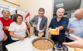 Başkan Tugay aşure bereketini paylaştı