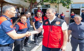 Başkan Tugay'dan ateş savaşçılarına ziyaret: İtfaiye memurlarına yangın riski primi müjdesi!
