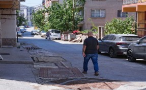Bayraklı'da vatandaş toza böyle çözüm buldu: Halı salonda değil, sokakta
