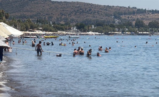 Bodrum'da hava sıcaklığı 38 dereceye ulaştı, plajlar doldu