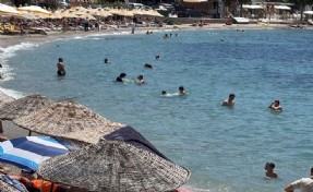 Bodrum'da sıcaktan bunalanlar kendini sahile attı