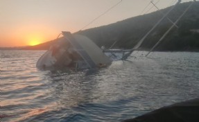 Bodrum’da kayalıklara sürten yelkenli tekne karaya oturdu; 5 kişi kurtarıldı