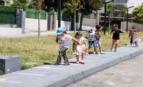 Bucalı minikler için 47 Mahalleye 47 Oyun Sokağı; Hedef, özgür çocuklar