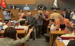 Büyükşehir Meclisi peş peşe tartışmalara sahne oldu: ‘Senin saygın bu kadar otur aşağı!’