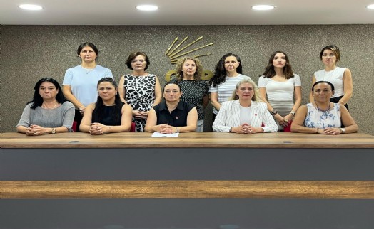 CHP İzmir Kadın Kolları'ndan artan 'kadın cinayetleri'ne tepki: 'Bir kişi daha eksilmeyeceğiz'