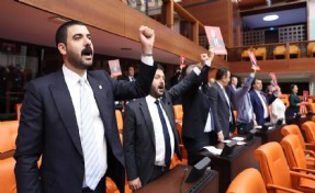 CHP'lilerin Meclis'te protestoları sürüyor: Genel Kurul'da 'hak, hukuk, adalet' sloganları!