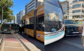 Çankaya'da korkutan kaza! Tramvay ile araba çarpıştı