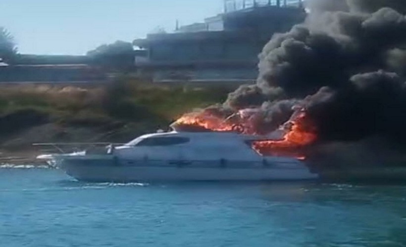 Çeşme marinada motoryat yangını: O anlar cep telefonuyla kaydedildi...