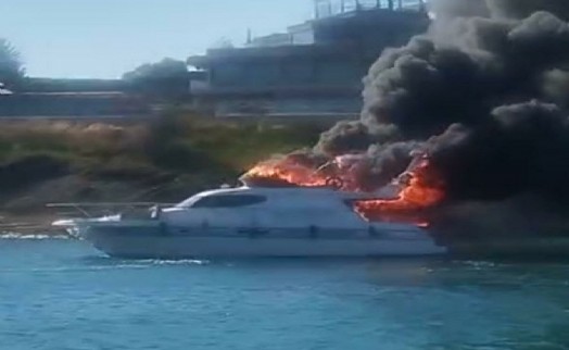 Çeşme marinada motoryat yangını: O anlar cep telefonuyla kaydedildi...