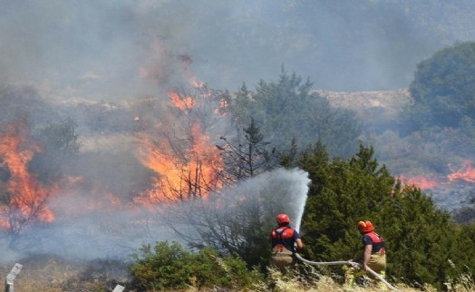 Çeşme yangını 2'nci gününde: Alevlere müdahale sürüyor