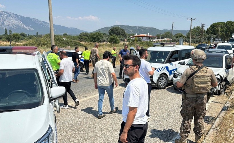 ‘Dur’ ihtarından kaçarken 4 polis aracına çarptı, lastiklerine ateş edilerek durduruldu