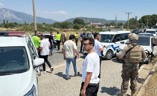 ‘Dur’ ihtarından kaçarken 4 polis aracına çarptı, lastiklerine ateş edilerek durduruldu