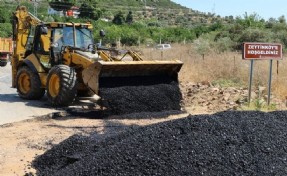 Efes Selçuk'ta yoğun mesai: Barutçu ile Zeytinköy’de yol zemini yenilendi