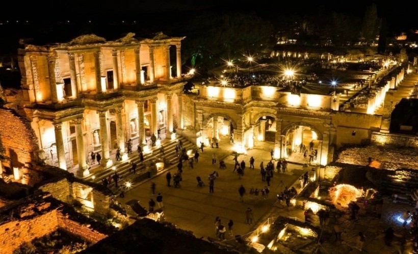 Efes, dünyadaki muadilleri arasında zirvede... Turist kapıdan dönüyor!