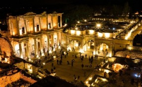 Efes, dünyadaki muadilleri arasında zirvede... Turist kapıdan dönüyor!