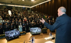 Erdoğan’ın önünde bakan eleştirisi
