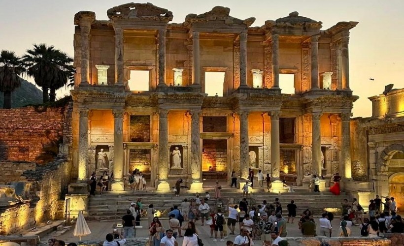 Gençler İzmir'i geziyor: Efes'i keşfettiler