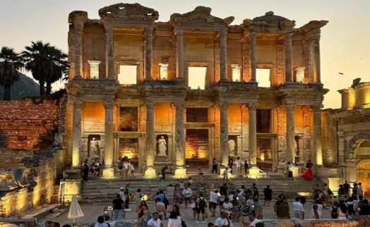 Gençler İzmir'i geziyor: Efes'i keşfettiler