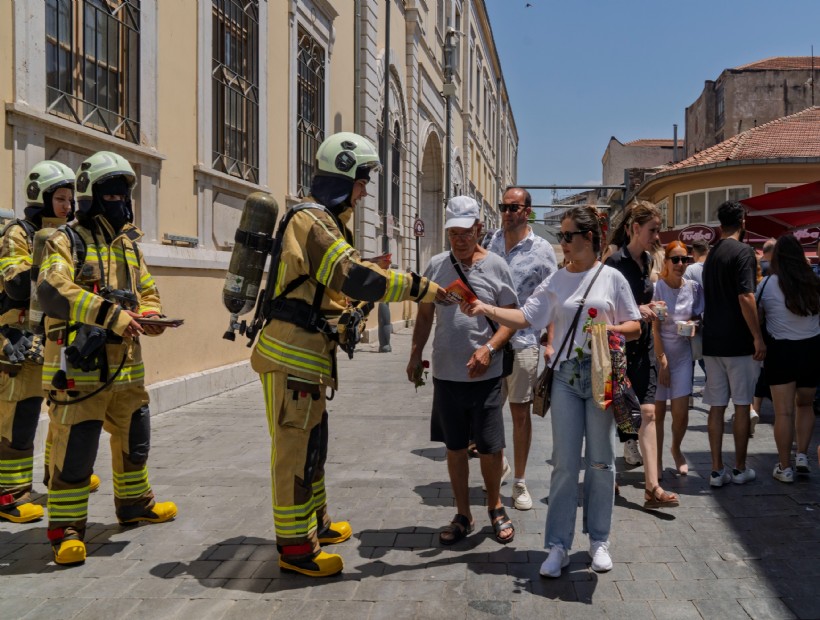 İzmir İtfaiyesi yangınlara dikkat çekmek için sokağa indi