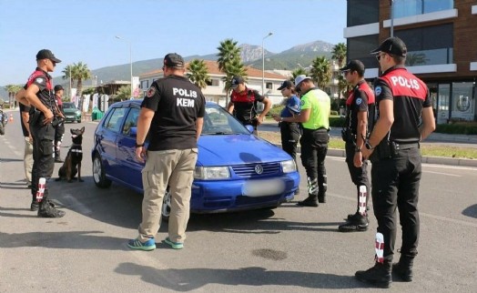 İzmir'de 1 haftada çeşitli suçlardan aranan 761 kişi yakalandı