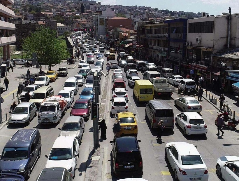 İzmir'de trafiğe kayıtlı araç sayısı arttı