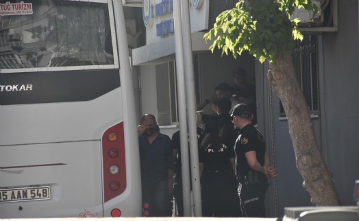 İzmir'deki 'yolsuzluk' operasyonu şüphelilerinden bazıları sağlık kontrolünden geçirildi