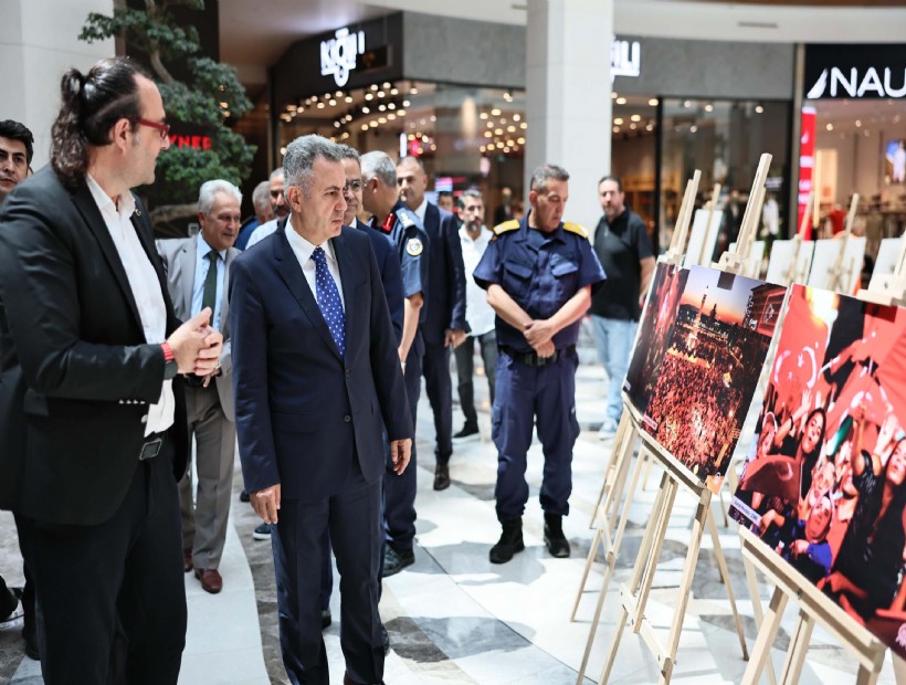 İzmir’de '15 Temmuz' konulu fotoğraf sergisi açıldı