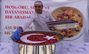 İzmir’de Muharrem ayı bereketi: 10 bin kişilik aşure hayrı yapıldı