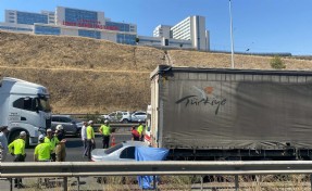 İzmir’de otomobil, TIR’a çarptı: 1 ölü, 1 yaralı