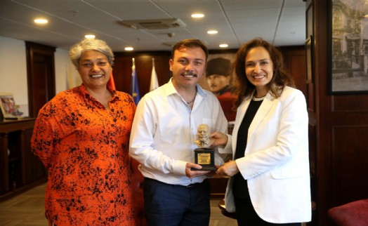 Karşıyaka Belediye Tiyatrosu’nda ödül gururu! Yıldırım Önür’e önemli ödül
