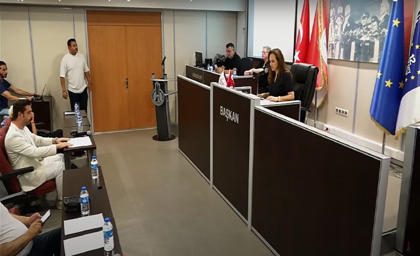 Karşıyaka Meclisi'nde 'çöp' krizi: 'Temizlik araçlarının 5'te 1'i çalışmıyor'