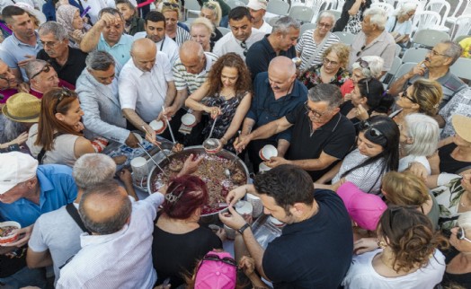 Karşıyaka’da anlamlı buluşma: Aşure kazanı dostluk ve barış için karıldı
