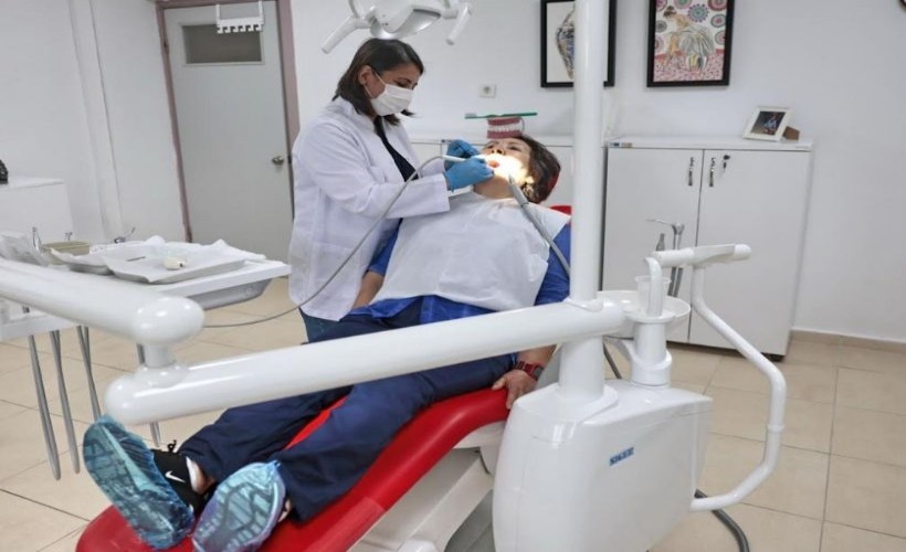 Konak’ta ücretsiz ağız ve diş sağlığı hizmeti yüzleri güldürüyor