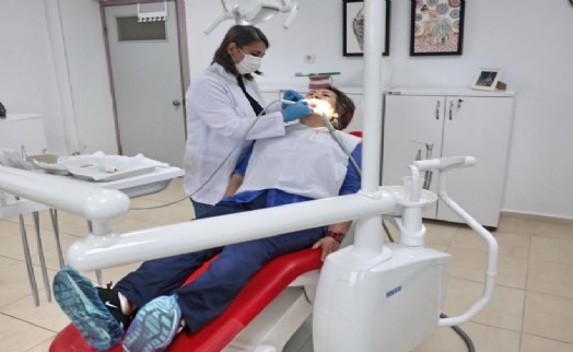 Konak’ta ücretsiz ağız ve diş sağlığı hizmeti yüzleri güldürüyor