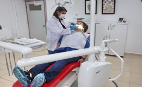 Konak’ta ücretsiz ağız ve diş sağlığı hizmeti yüzleri güldürüyor