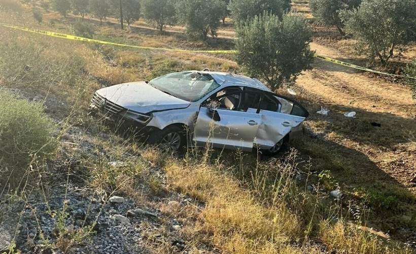 Manisa'da otomobil zeytinliğe uçtu; aynı aileden 1 ölü, 4 yaralı