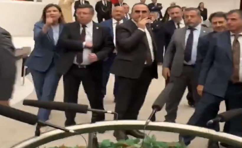 Meclis birbirine karıştı! AK Partili vekiller muhalefetin üzerine yürüdü