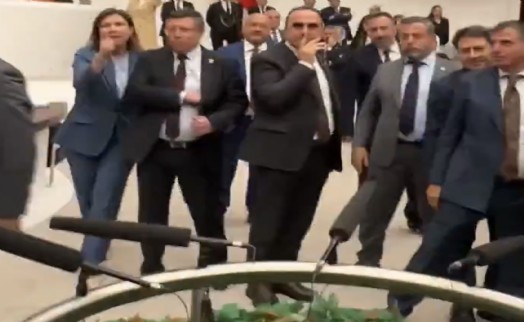 Meclis birbirine karıştı! AK Partili vekiller muhalefetin üzerine yürüdü