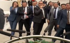 Meclis birbirine karıştı! AK Partili vekiller muhalefetin üzerine yürüdü
