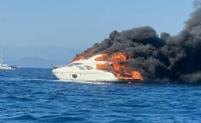 Motoryat denizin ortasında alev alev yandı