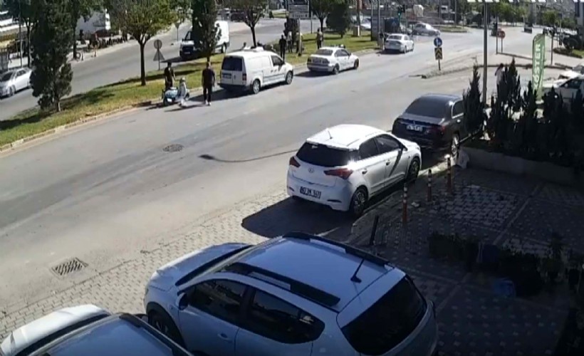 Motosiklet sürücüsünün araca, refüje ve yön levhasına çarptığı kaza kamerada